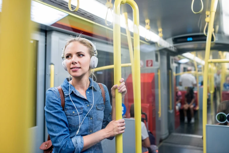 De prijzen voor de bus, tram en metro stijgen in 2023 meer dan het tarief voor een treinreis.