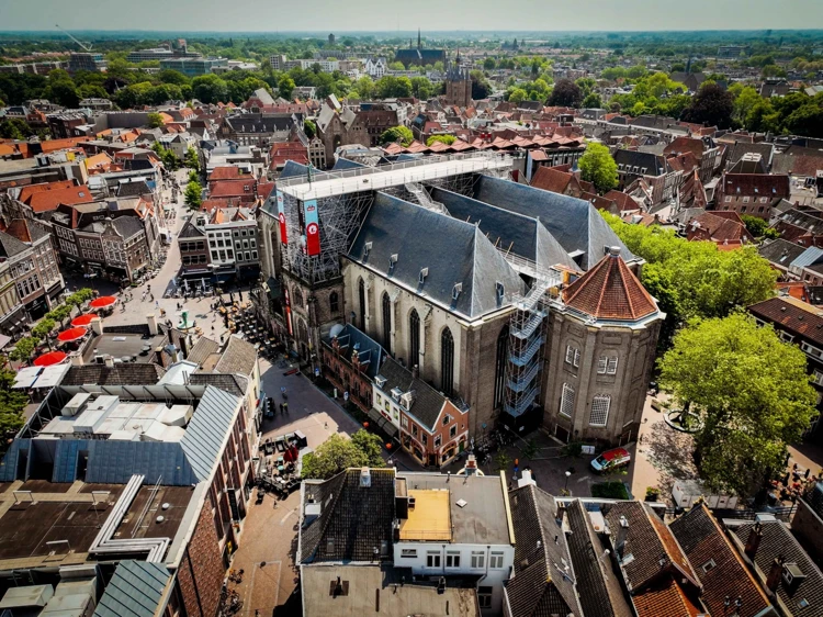 Boven op de Grote Kerk sta je oog in oog met beschermengel Michaël