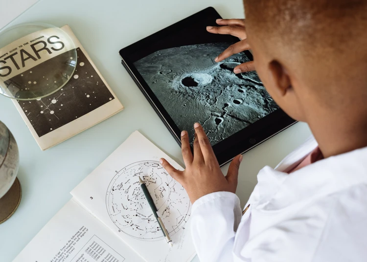 We leren steeds meer over de maan door onderzoek te doen.