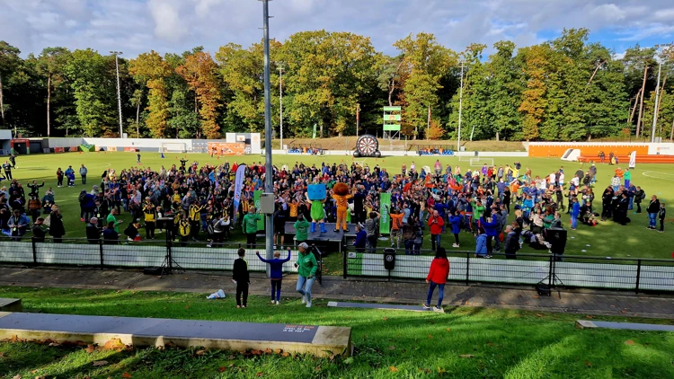 Deelnemers van ABCDate, ABCMaatje, Prokkel en bezoekers van Steffie op de Voetbalvriendendag