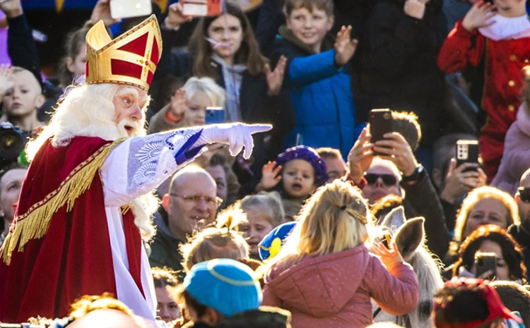 Kinderen mogen pas hun schoen zetten vanaf het moment dat Sinterklaas in Nederland is aangekomen.