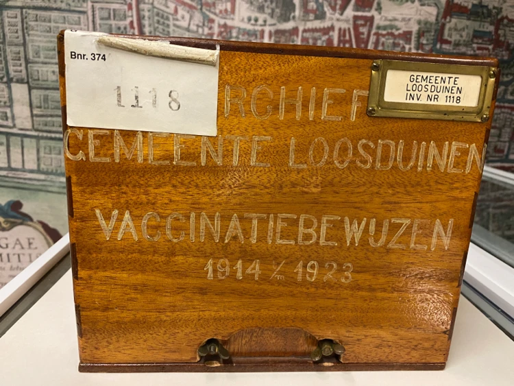 Deze houten doos bevat inentingsbriefjes voor de koepokkenvaccinaties.