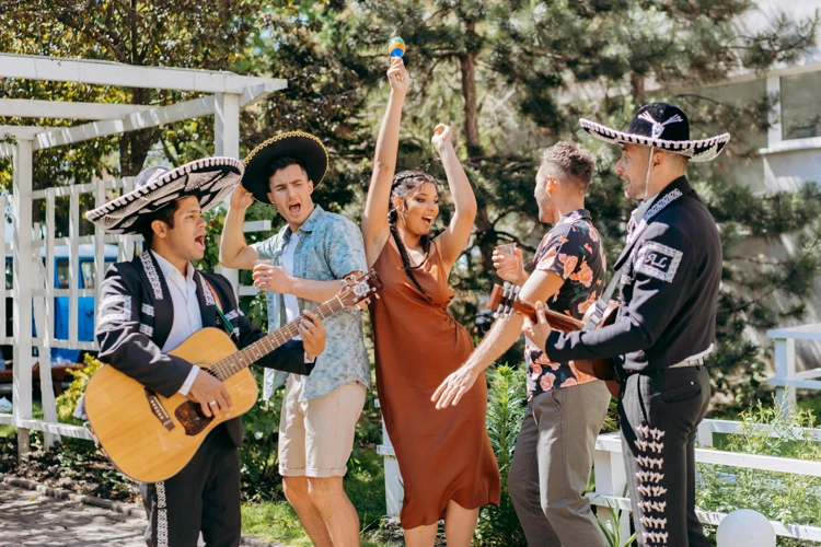 De sombrero is echt Mexicaans. Deze grote hoed wordt gedragen tegen de felle zon en een koel te kunnen blijven.