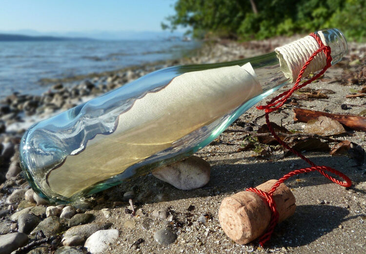 Flessenpost werd gebruikt door zeelieden, soms als grap, maar ook soms als uiterste noodkreet of -oproep.