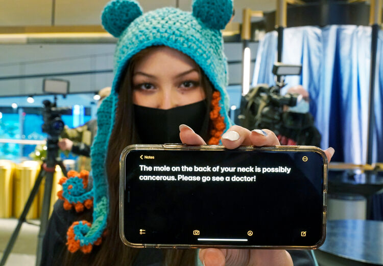 Nadia laat zien hoe ze de coach waarschuwde