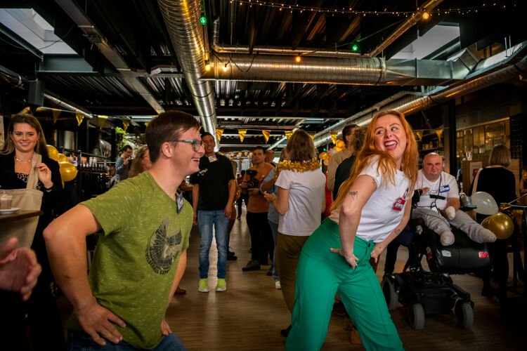 Op het Discofeest van ABCDate kan je helemaal jezelf zijn en veilig nieuwe mensen ontmoeten.