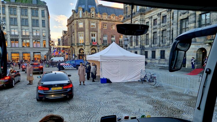 De aankomst bij het Paleis op de Dam. Veel mensen kijken naar de bekende mensen die uitstappen.