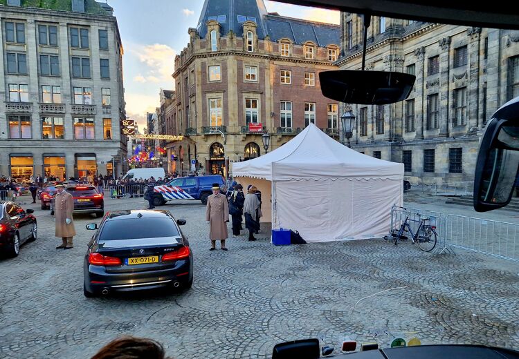 De aankomst bij het Paleis op de Dam. Veel mensen kijken naar de bekende mensen die uitstappen.