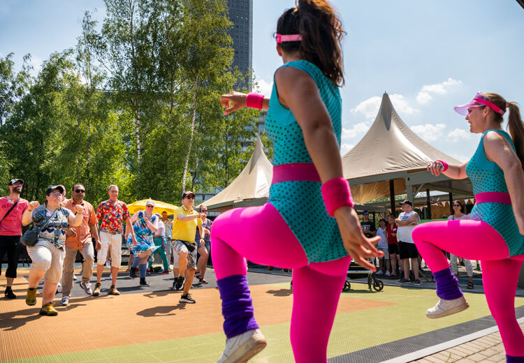 Steffie helpt je op een leuke manier om in beweging te komen. Je kan ook nieuwe mensen ontmoeten.