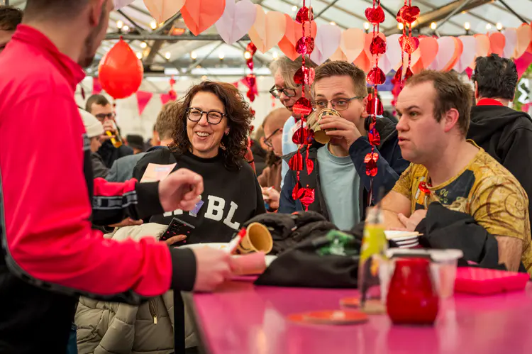 Blije deelnemers aan de schaatsmiddag van ABCDate.