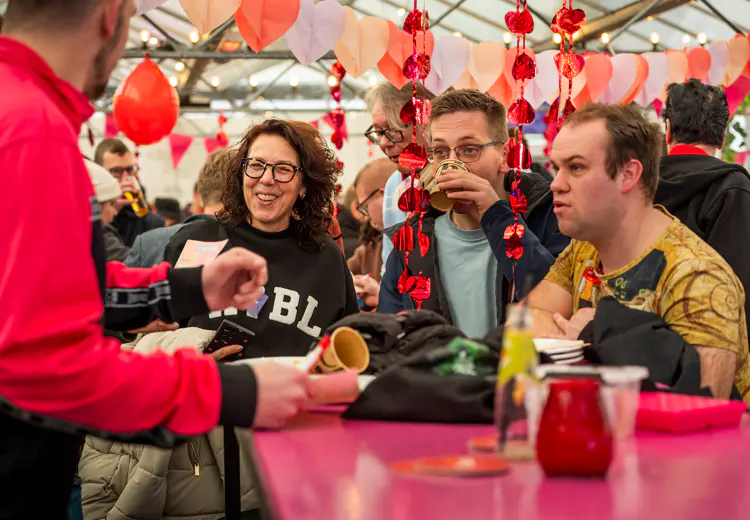 Blije deelnemers aan de schaatsmiddag van ABCDate.