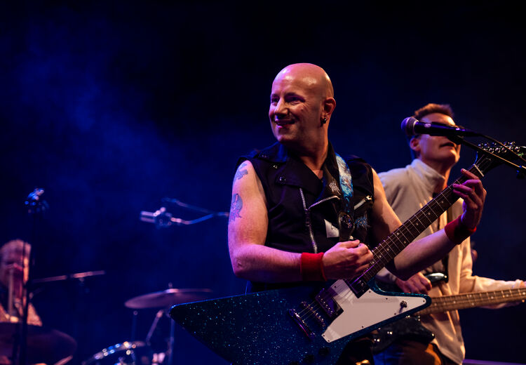 Gitarist en zanger Perry van de ABCDate Band The Jalapeños