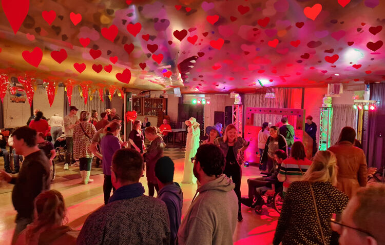 De DJ van ABCDate heeft een speciale licht- en geluidstafel die mensen met een beperking ook kunnen bedienen.