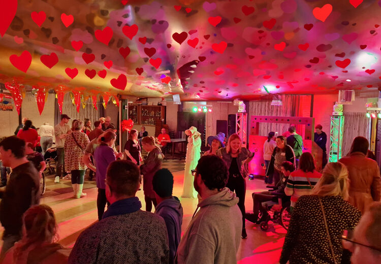 De DJ van ABCDate heeft een speciale licht- en geluidstafel die mensen met een beperking ook kunnen bedienen.