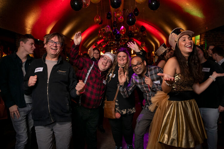 Deelnemers van ABCDate en ABCMaatje op de dansvloer van Jack in Rotterdam