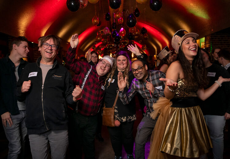 Deelnemers van ABCDate en ABCMaatje op de dansvloer van Jack in Rotterdam