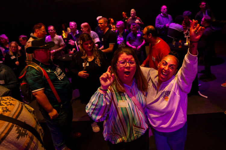 Juichende deelnemers van ABCDate tijdens een optreden van de ABCDate Bands in Den Haag.