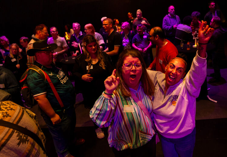 Juichende deelnemers van ABCDate tijdens een optreden van de ABCDate Bands in Den Haag.
