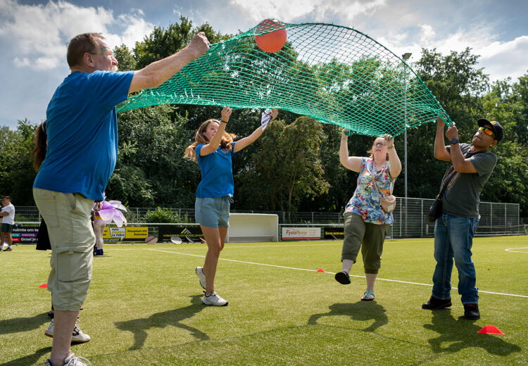Samen met een bal en een net een parkoers afleggen is moeilijker dan het lijkt.