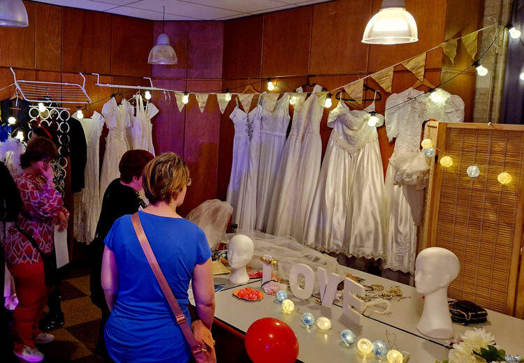 Deelnemers in de speciale bruidshoek op een discofeest in Groningen van ABCDate en ABCMaatje