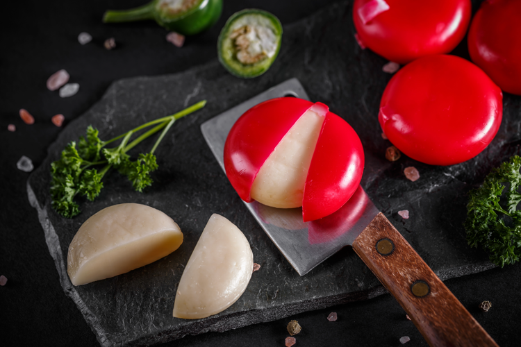 Het rode waslaagje houdt het kaasje vers!