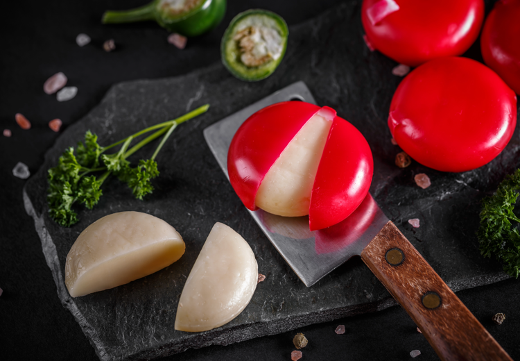 Het rode waslaagje houdt het kaasje vers!