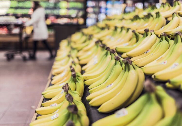 Bananen zijn belangrijk voor supermarkten. Ze leveren veel geld op en goedkope bananen geven een voordelig imago.