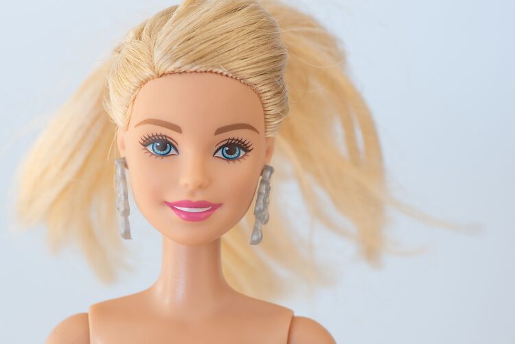 Als ‘geboortedag’ van de Barbie-pop wordt vaak 9 maart 1959 genoemd. Op die dag werd de pop op de Toy Fair getoond.