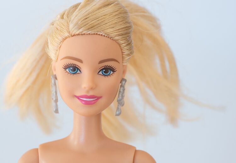 Als ‘geboortedag’ van de Barbie-pop wordt vaak 9 maart 1959 genoemd. Op die dag werd de pop op de Toy Fair getoond.
