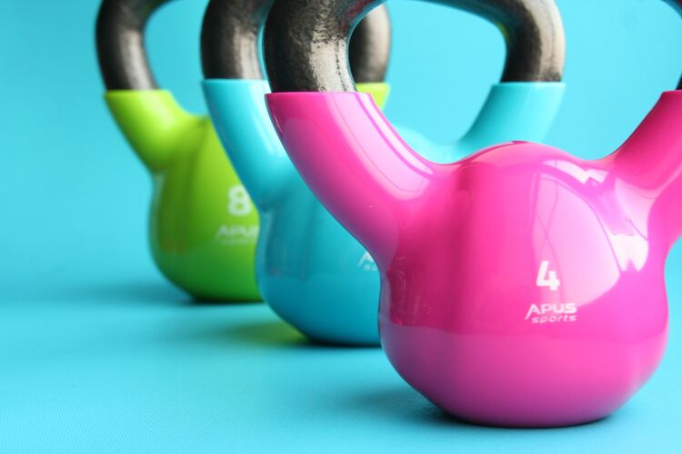 Met een kettlebell kan je trainen. Het is een bal van gietijzer of staal met daaraan een handvat.