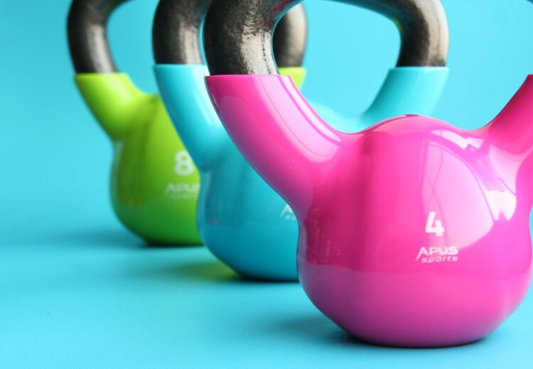 Met een kettlebell kan je trainen. Het is een bal van gietijzer of staal met daaraan een handvat.