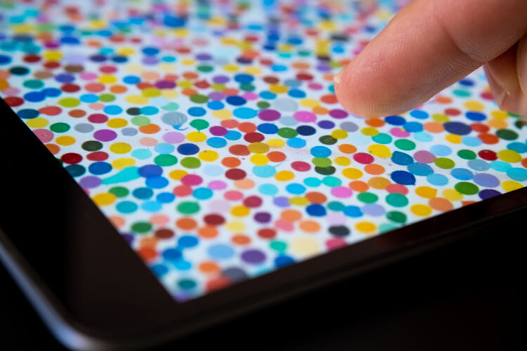 De stippen van Damien Hirst op een telefoon