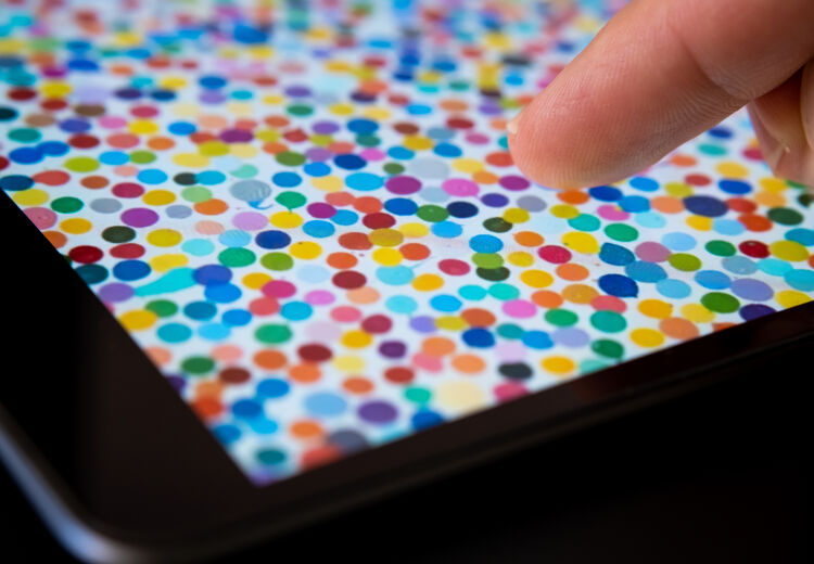 De stippen van Damien Hirst op een telefoon