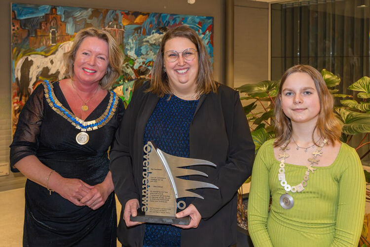 Burgemeester Patricia Hoytink-Roubos, Lieke Derksen en kinderburgemeester Benthe Riemsdijk.