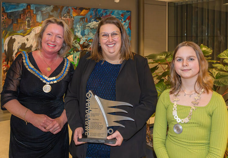 Burgemeester Patricia Hoytink-Roubos, Lieke Derksen en kinderburgemeester Benthe Riemsdijk.