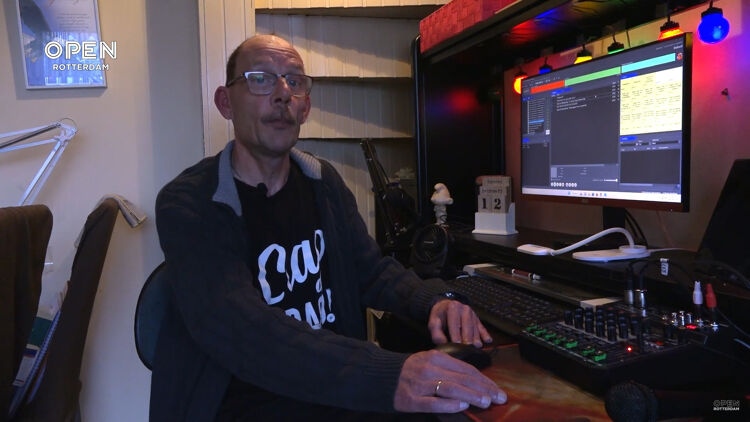 Martin achter zijn mengpaneel. Hij is een echte lokale Rotterdamse radiomaker uit Hoogvliet.