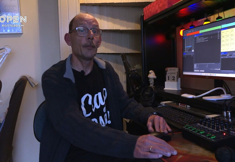 Martin achter zijn mengpaneel. Hij is een echte lokale Rotterdamse radiomaker uit Hoogvliet.
