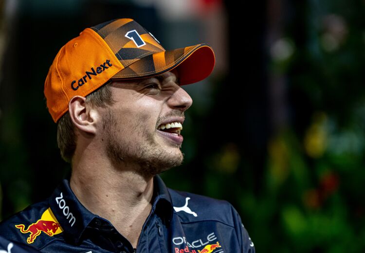 Een blije Max Verstappen bij zijn vorige overwinning in Singapore