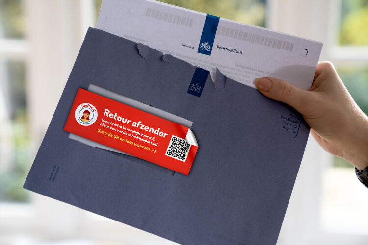De sticker van Steffie op een ingewikkelde brief van de Belastingdienst.