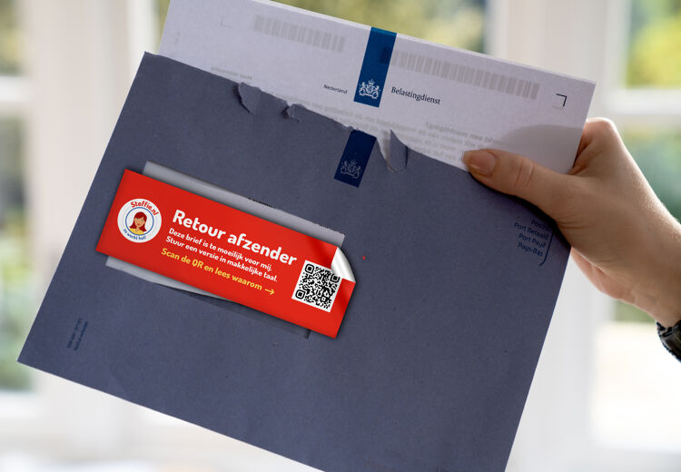 De sticker van Steffie op een ingewikkelde brief van de Belastingdienst.