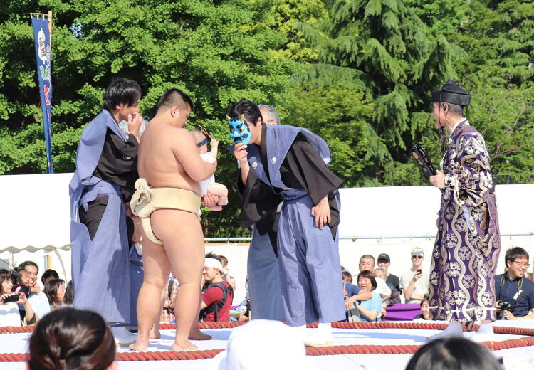 Tijdens deze wedstrijd strijden baby's tegen elkaar om te zien wie het luidste kan huilen.