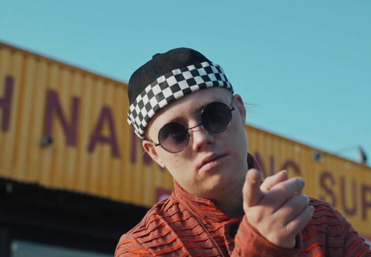 Outsider kunstenaar Bruin Parry danst door het leven