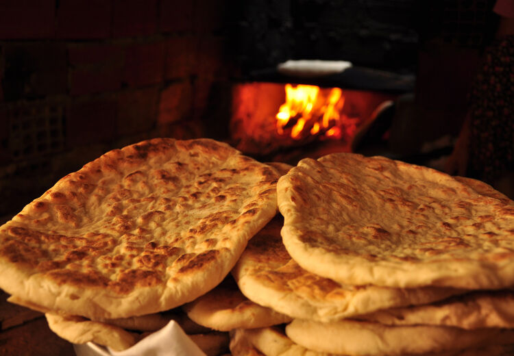 Om te beginnen verwarm je de oven voor op 200 graden. Bedek de bakplaat met bakpapier.