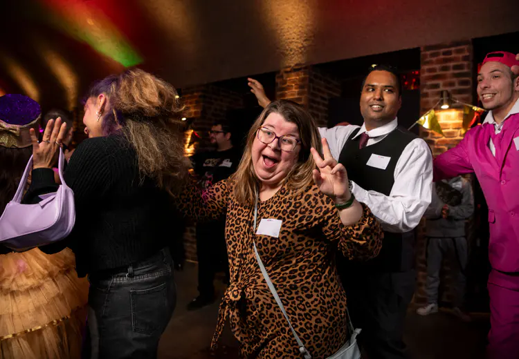 Op het Discofeest van ABCDate en ABCMaatje kan je helemaal jezelf zijn en veilig nieuwe mensen ontmoeten