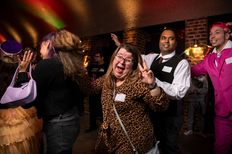 Op het Discofeest van ABCDate en ABCMaatje kan je helemaal jezelf zijn en veilig nieuwe mensen ontmoeten