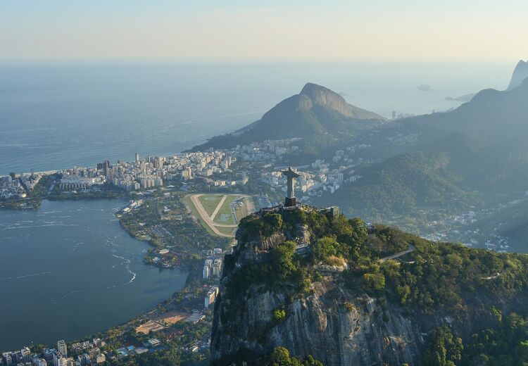 In het eerste deel brengt Maia's zoektocht naar haar verleden haar naar het zwoele Rio de Janeiro.