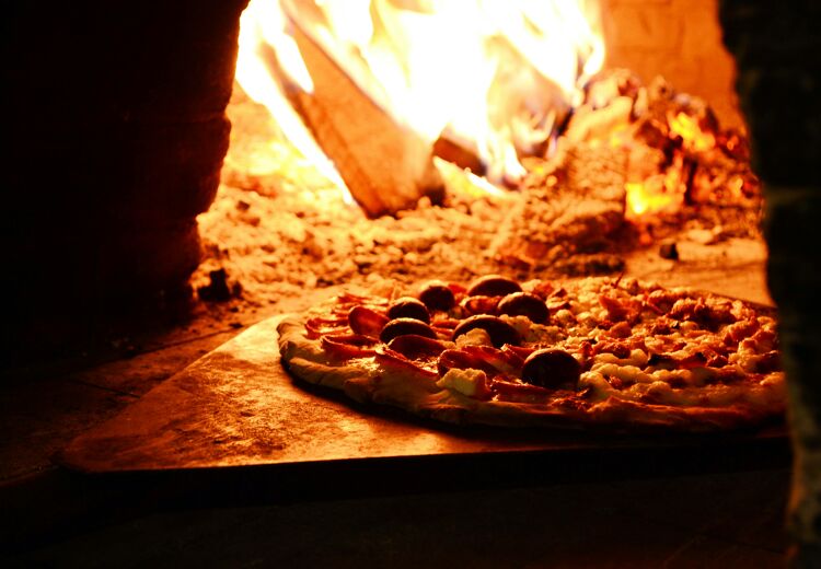 Pizza's in een houtoven