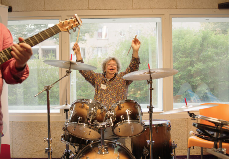 Johan gaat lekker los op het drumstel. De ABCDate Band is geboren in muziekcentrum Popradar in Den Haag.