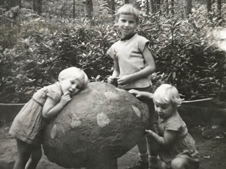 Bijna iedereen heeft wel een herinnering aan de Muzikale Paddenstoel van de Efteling. Deze foto is uit 1959.