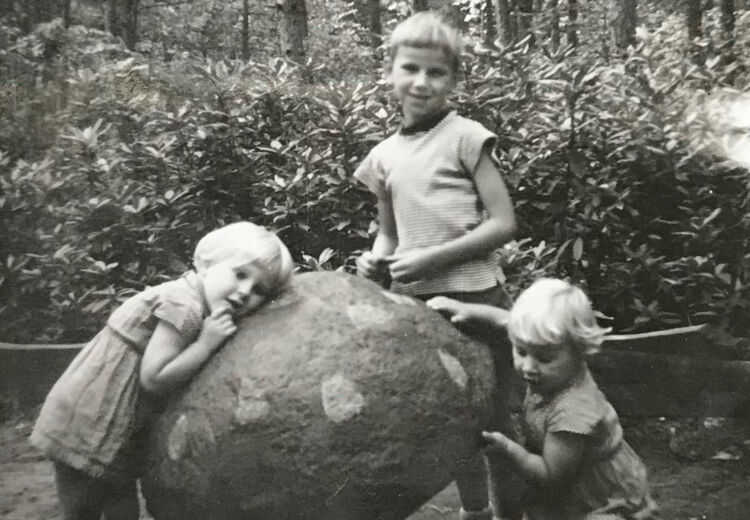 Bijna iedereen heeft wel een herinnering aan de Muzikale Paddenstoel van de Efteling. Deze foto is uit 1959.